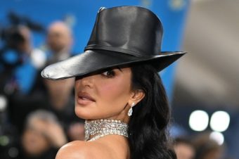 СТЕГНАТА ВО КРОКОДИЛСКА КОŽА, АТРИБУТИТЕ СЕВААТ НА СИТЕ СТРАНИ! Ким Кардаšијан šокираšе со стајлингот на Мет Гала, сите оčи вперени во неа (ФОТО)