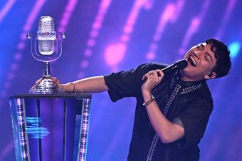 ОВА Е ЗНАЧЕЊЕТО НА ПОБЕДНИЧКАТА ПЕСНА НА ЕВРОВИЗИЈА! Австрија пее за стравот од врзување, Србинка открива скриени симболи!