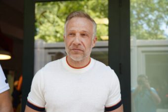 „ИЗГЛЕДА ОСАМЕНО! НЕ НОСИ ЖЕНИ ВО СТАН!“ Комшиите откриваат како Милан Калиниќ живее по разводот!