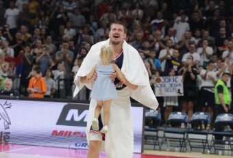 ЈОКИЌ ЈА ОБОЖАВА СВОЈАТА ЌЕРКА! Со овој гест, тој ја ШОКИРАШЕ Огњена! (ФОТО)