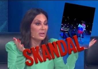 СРПСКАТА МАЌЕА ЖЕСТОКО СЕ ИЗБЛАМИРА! ГО ЗЕМА ЗНАМЕТО НА СРБИЈА И ГО СВРТИ НАОПАКУ, НАЦИЈАТА БЕСНА! (ФОТО)