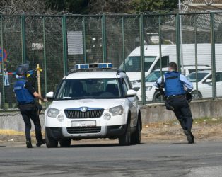 ТРАГЕДИЈА ВО ЦЕНТАР: ПРОНАЈДЕН ПОЧИНАТ МАЖ НА ПАРКИНГ, ЖИТЕЛИТЕ ВО ШОК!