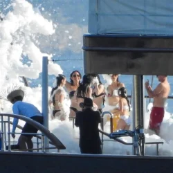 Џеф Безос и Лорен Санчез во луксузна пена-забава на јахта кај Црес – следува свадба во Венеција!