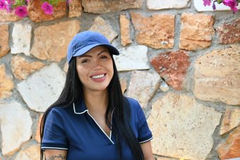 ДРАГАНА СПАСОВСКА ОТВОРЕНО ЗА ЖИВОТОТ, УБАВИНАТА И ЉУБОВТА: „НЕ МИ Е ПРОБЛЕМ ДА МУ ГИ СОБИРАМ ЧОРАПИТЕ НА МАЖОТ!“