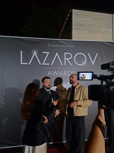 ГЛАМУР НА МАКЕДОНСКИ НАЧИН: Ѕвездите блеснаа на црвениот тепих!