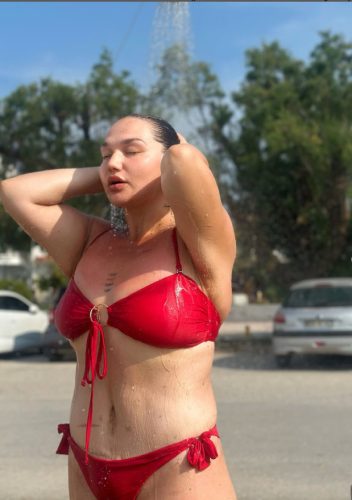 Ивона Јо блеска во бикини по операцијата – заедно со Тамара уживаат во Грција! 