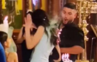 НА КУМАТА Ѝ СЕ ЗАПАЛИ КОСАТА СРЕДЕ КРШТЕВАЊЕ! Вирално видео ги обиколи мрежите – таа ги откри своите „ГРЕВОВИ“ (ВИДЕО)