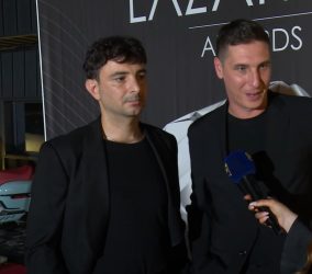 ТИНО И АТАНАС: „ЗЕМАВМЕ НАГРАДА ЗА СТЕНДАП ТУРНЕЈА НА ГОДИНАТА!“ (ВИДЕО)