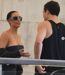 Ја пушти Кети, сега ја „мерка“ Ким? Орландо Блум блескаше на свадбата на Безос – сите очи вперени во него и Кардашијан!