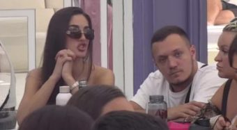 „МЕ ЛАЖЕШ, ЃУБРЕ ЕДНО“ – Гастоз ја понижи Анџела поради Павле, па го закачи и него: „Ти ја превземав девојката“