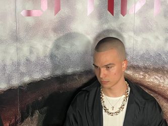 ВОЈАЖ ОТКРИ КОГО ГО СМЕТА ЗА СВОЈ ИДОЛ! СТИГНА НА ПРОМОЦИЈАТА ВО НАЈСКАПОТО СТИЛИЗИРАНО ИЗДАНИЕ, ПА ГО ПОДБУЦНА ДЕВИТО: „НЕ ЗНАМ КОЈ ИМА ПОТЕШКА КАЈЛА!“