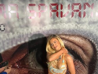 „ОДАМНА НЕ ПИЈАМ“ – ПЕЈАЧКАТА СЕ ПОЈАВИ НА ПРОМОЦИЈАТА НА КОЛЕГАТА, А СИТЕ ГЛЕДАА ВО НЕЈЗИНОТО ДЕКОЛТЕ! (ФОТО)