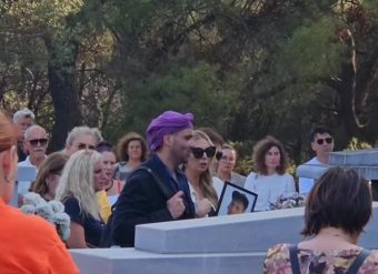 ПРОСТУВАЊЕ ОД ИВИЦА КАРАБАТИЌ – АВА СКРШЕНА ОД БОЛКА, СО ФОТОГРАФИЈАТА НА ТАТО ВО РАЦЕ, ВО ПОЗАДИНА СЕ СЛУШАШЕ БАЛАДА НА ОЛИВЕР!