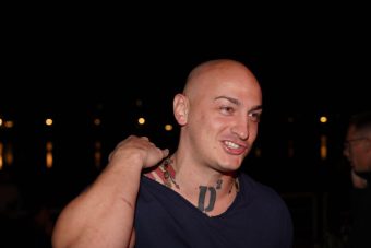 „МЕ ПЛУКНА ВО УСТА, МЕ ПОЛЕВАШЕ СО ПИЈАЧКА, МИ ЈА СТАВИ ШТИКЛАТА ВО…“ – Старлета открива детали од ШОКАНТНАТА СРЕДБА со Десингерица! (ВИДЕО)