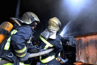 Пожар во Делчево: Целосно изгоре стан, едно лице пренесено во болница!