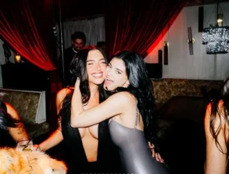 Кајли Џенер во ултра секси издание – ги запали мрежите во фустан од сопствената колекција!