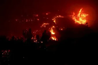 Катастрофални пожари во Грција: Крит и предградијата на Атина во пекол, илјадници во бегство!