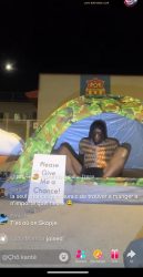 ХАОС ПРЕД СТАДИОНОТ НА МАКЕДОНИЈА ЃП – СТРАНСКИ ФУДБАЛЕР ВО ШАТОР, СО ТАБЛА „ВЕ МОЛАМ ДАЈТЕ МИ ШАНСА“!