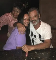 Ријана во центарот на вниманието на погребот на татко ѝ – јавноста поделена околу нејзиниот моден избор!