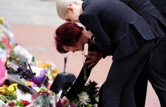 ШАРОН ОСБОРН СО СОЛЗИ НА ПОСЛЕДНОТО ЗБОГУМ: ГО НОСИ ВЕНЧАЛНИОТ ПРСТЕН НА ОЗИ НА СИНЏИР ОКОЛУ ВРАТОТ!