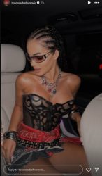 Теодора Џехверовиќ провоцира: Во транспарентен корсет и црвена долна облека ги „запали“ мрежите!