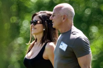 ЏЕФ БЕЗОС ИЗНЕНАДИ СО НОВ ИЗГЛЕД – ОСНОВАЧОТ НА АМАЗОН СЕ ПОЈАВИ СО КОСА ПО ДОЛГИ ГОДИНИ ЌЕЛАВОСТ!