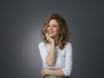 ЈЕЛЕНА ЈОВАНОВА ЈА РАЗБУДИ ЈАВНОСТА: „ШТО ИМ ПОРАЧАВТЕ ДЕНЕС НА ВАШИТЕ ДЕЦА?“ – МОЌНА РЕАКЦИЈА НА ХУМАНИТАРНАТА КАТАСТРОФА ВО ГАЗА!