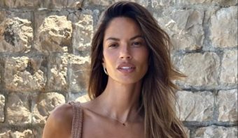 ДАНИЕЛА ДИМИТРОВСКА ЈА СВРТЕ ЗАДНИЦАТА КОН КАМЕРАТА! Манекенката изгледа КАКО БОМБА – сите ѝ завидуваат на изгледот!