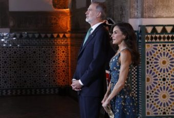 Кралицата Летиција повторно плени: Смел фустан и беспрекорен стил на приемот во Севиља!