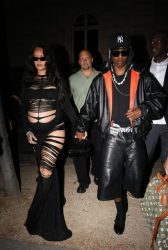 Ријана „запали“ во Париз: Секси и во поодмината бременост, со фустан со длабоки процепи!