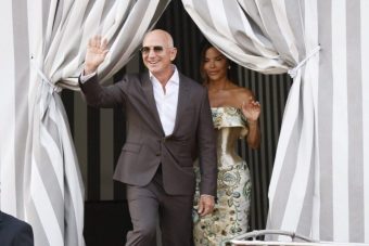 Свадбата на Безос под оган: „Свадба за повраќање“, „Симбол на изгубени вредности“