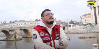 МИЛЧО МАНЧЕВСКИ МУ ДОДЕЛИ ФИЛМСКА УЛОГА НА АКТЕРОТ СТЕФАН НИКОЛОВСКИ! ПОГЛЕДНЕТЕ КОЈ ЛИК ГО ГЛУМИ! (ФОТО)