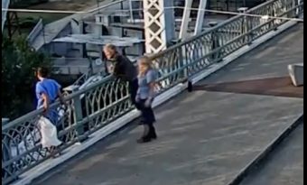 Моментот кога рок легендата Џон Бон Џови спасува жена од работ на мост! (ВИДЕО)