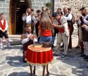 СЕНЗАЦИЈА НА ИЛИНДЕНСКИОТ ПАТ: КОЊАНИК ЈА ЗАПРОСИ СВОЈАТА САКАНА КОМИТКА ТОЧНО НА ПАТ КОН КРУШЕВО!