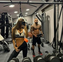 ДЕЧКОТО НА НАКОВА ФАТЕН СО ДРУГА?! АЛЕКСАНДРА ГО „УЛОВИ“ КАКО РАЗМЕНУВА НЕЖНОСТИ! (ФОТО)