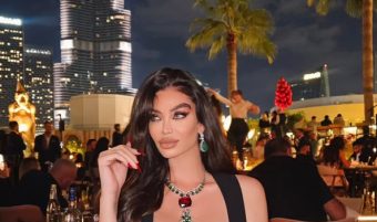 СОРАЈА ВУЧЕЛИЌ ПОКАЖА ВО КАКОВ ЛУКСУЗ ЖИВЕЕ! Старлетата позираше со раскошни црвени рози, а на главата џиновска шапка!