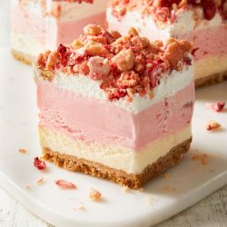 СОВРШЕН ЛЕТЕН ДЕСЕРТ! СЛАДОЛЕД ТОРТА СО ЧОКОЛАДО И БИСКВИТИ ШТО ГО ОСВОИ ИНТЕРНЕТОТ!