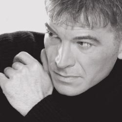 ВЛАДО ЈАНЕВСКИ СО НОВ СИНГЛ „ШТОМ СУМ СРЕЌНА“ – ПЕСНА ЗА ДЕВОЈКИТЕ ШТО МУ ПРИОЃААТ ПО КОНЦЕРТИТЕ!