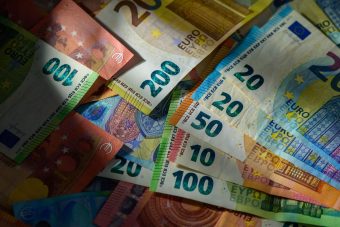 ЕЦБ РАСПИША ЈАВЕН КОНКУРС ЗА НОВ ДИЗАЈН НА ЕВРОБАНКНОТИТЕ: УМЕТНИЦИТЕ ОД ЕУ ПОВИКАНИ ДА ГО ОБЛИКУВААТ ЕВРОПСКИОТ ИДЕНТИТЕТ!