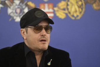 АЦО ПЕЈОВИЌ ДОАЃА ПИЈАН ДОЦНА ДОМА! СО ТОА И СЕ ПОФАЛИ – „ЅВЕЗДА ЗА ПРИМЕР!“