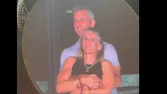 Фатени на камера: Директор на ИТ-компанија со љубовница на концерт на Колдплеј – видеото стана вирално!