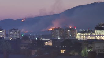 ГОРИ НА СИТЕ СТРАНИ: ПОЖАРОТ ВО ЧУЧЕР САНДЕВО СЕ ШИРИ КОН КУЌИ – ВОЗДУШНА ПОДДРШКА НЕ ДОВОЛНА!