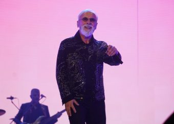 ДИНО МЕРЛИН НАПРАВИ СПЕКТАКЛ ВО СИМОНОВ ЗАЛИВ! Публиката не го напушти ниту за време на силниот дожд – сè беше исполнето до последното место! (ВИДЕО)