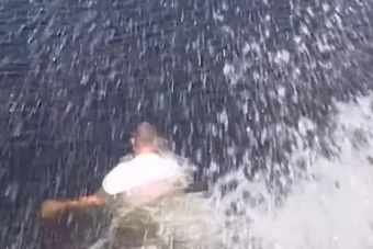 КРИСТИЈАН ГОЛУБОВИЌ СКОКНА ОД МОСТ! Снимен моментот и веднаш објавен, мрежите вријат! (ВИДЕО)