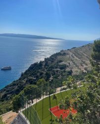 Не е вештачка интелигенција – вилата на карпа навистина постои и е во сопственост на сопруга на контроверзен бизнисмен!