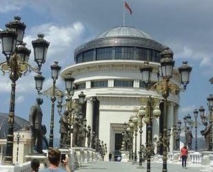 Нападната новинарска екипа додека известувала за пожар во Визбегово!