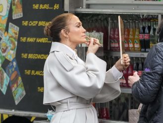 ВООДУШЕВЕН ЦЕЛ СВЕТ ЗА НЕЈЗИНИОТ МОДЕН СТАЈЛИНГ ! Глумицата воодушеви!