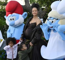 РИЈАНА СО СИНОВИТЕ ВО ЈАВНОСТА! Пејачката никогаш посреќна (ФОТО) 