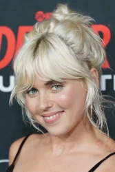 Емили Кимбал со моќна порака на црвениот килим: Природен изглед и самодоверба над стереотипите!