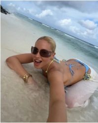 Жешка како јулско пладне: Сара Јо со заводливо видео од одмор покажа со што располага!